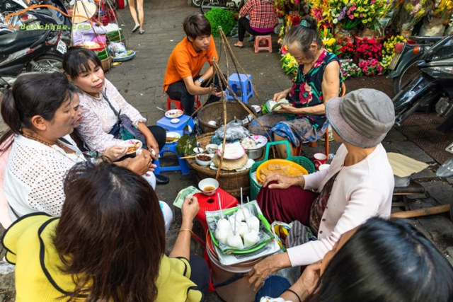 các hàng quán trong chợ